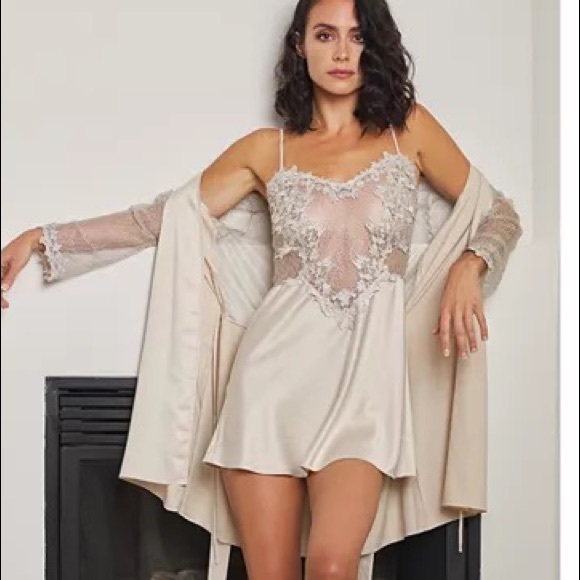 Flora Nikrooz Showstopper Charmeuse Chemise in champagne, XS, NWTs - Picture 3 of 8